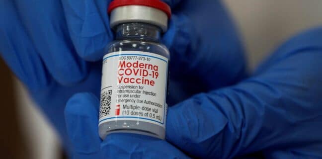 Island pozastavil očkování