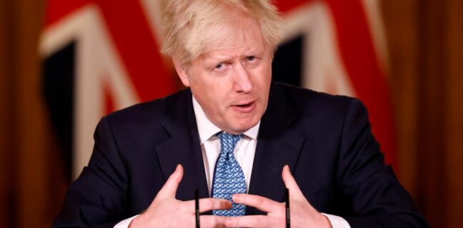Britský premiér Boris Johnson na tiskové konferenci po krizovém zasedání vlády.