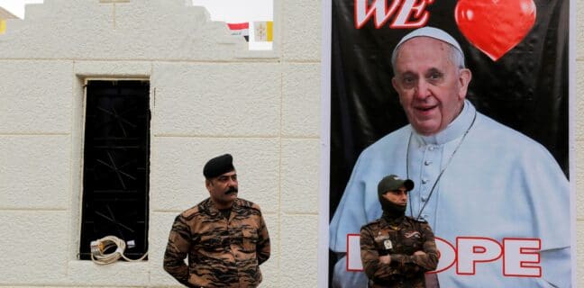 Plakát s papežem Františkem v Iráku
