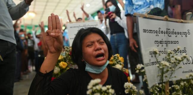 Pohřeb obětí zastřelených při protestech v Myanmaru