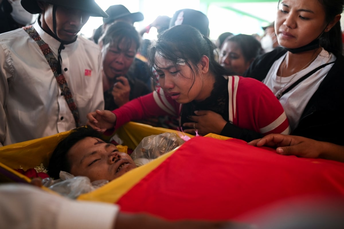 Pohřeb zabitého demonstranta v MyanmaruV4M9YSY0M_RTRMADP_3_MYANMAR-POLITICS