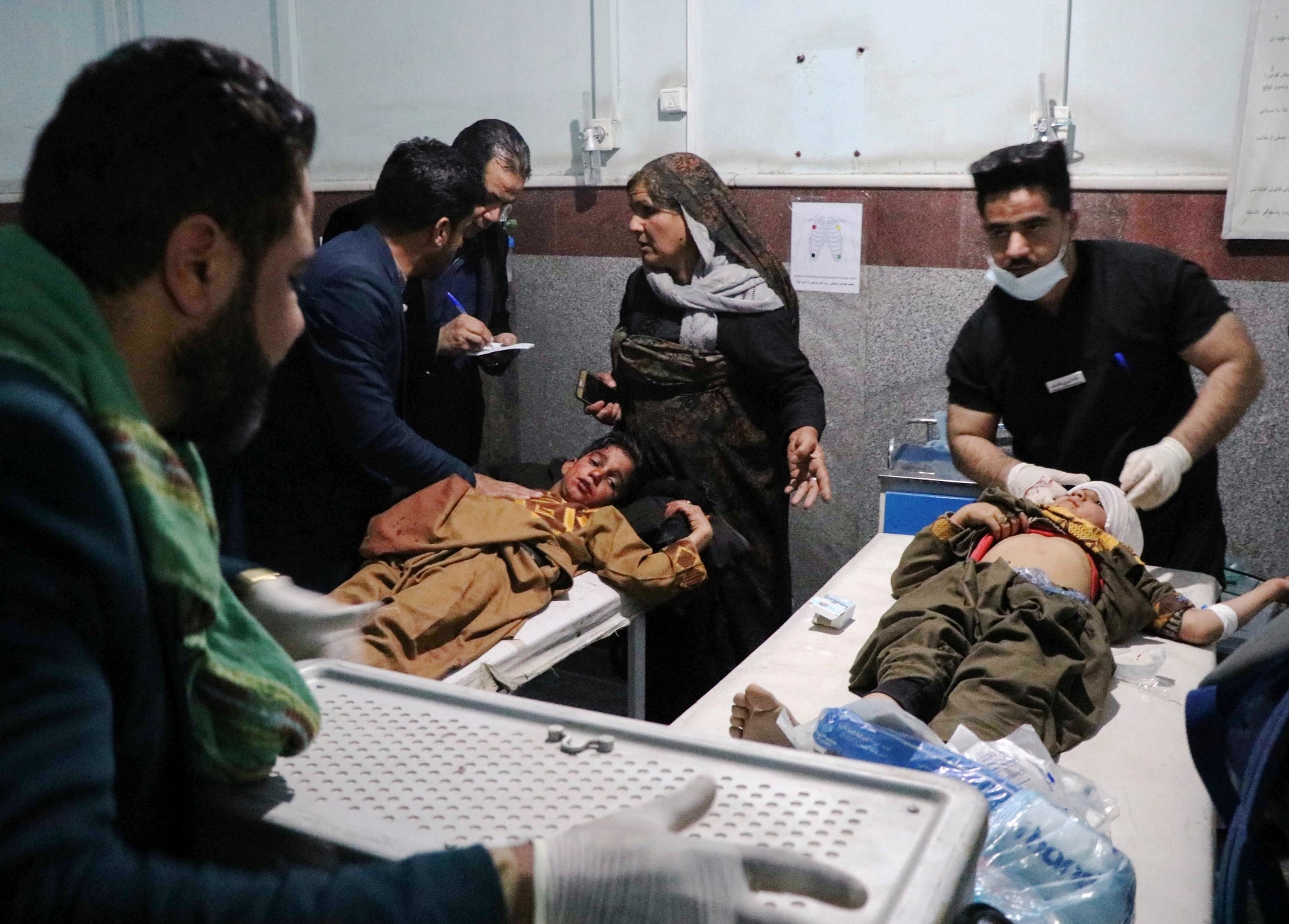 Zranění chlapci v nemocnici v Afghánistánu