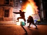 Demonstranti v Bristolu zapalovali policejní vozy