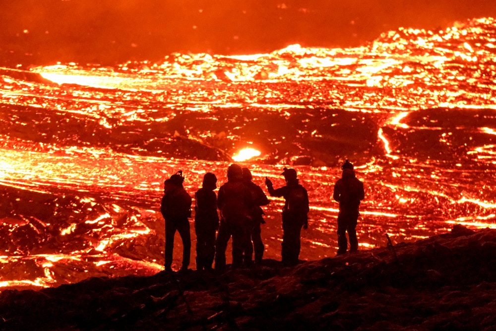 Lidé u aktivního vulkánu na Islandu