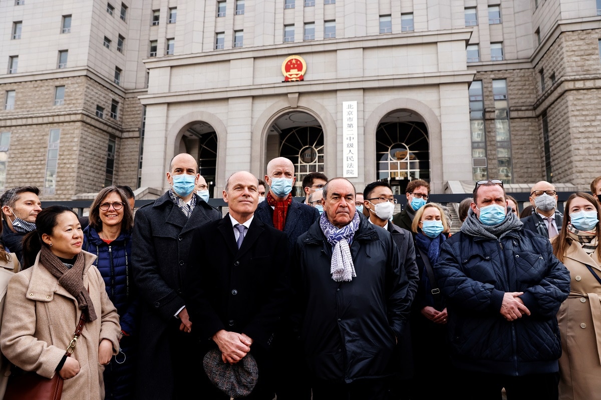 V rámci projevu solidarity se před pekingským soudem v pondělí sešlo 28 diplomatů z 26 zemí. Foto: Reuters