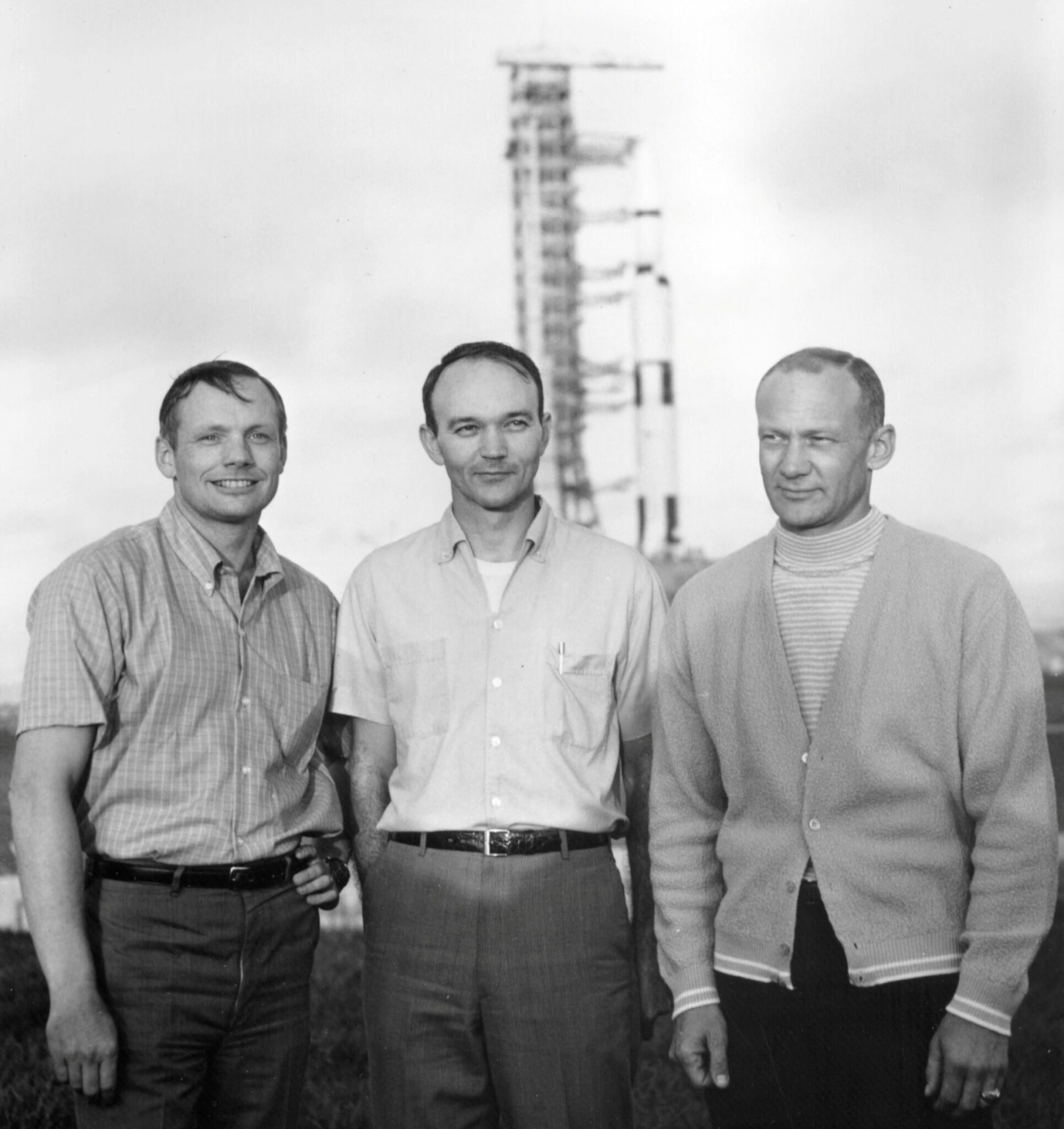 Neil Armstrong, Michael Collins a Buzz Aldrin před raketou Saturn V