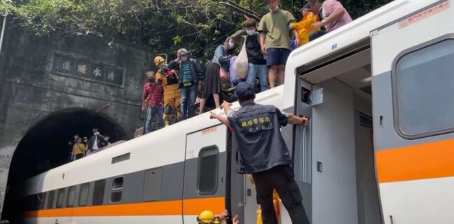 Na Tchaj-wanu vykolejil vlak. Nejméně 36 mrtvých