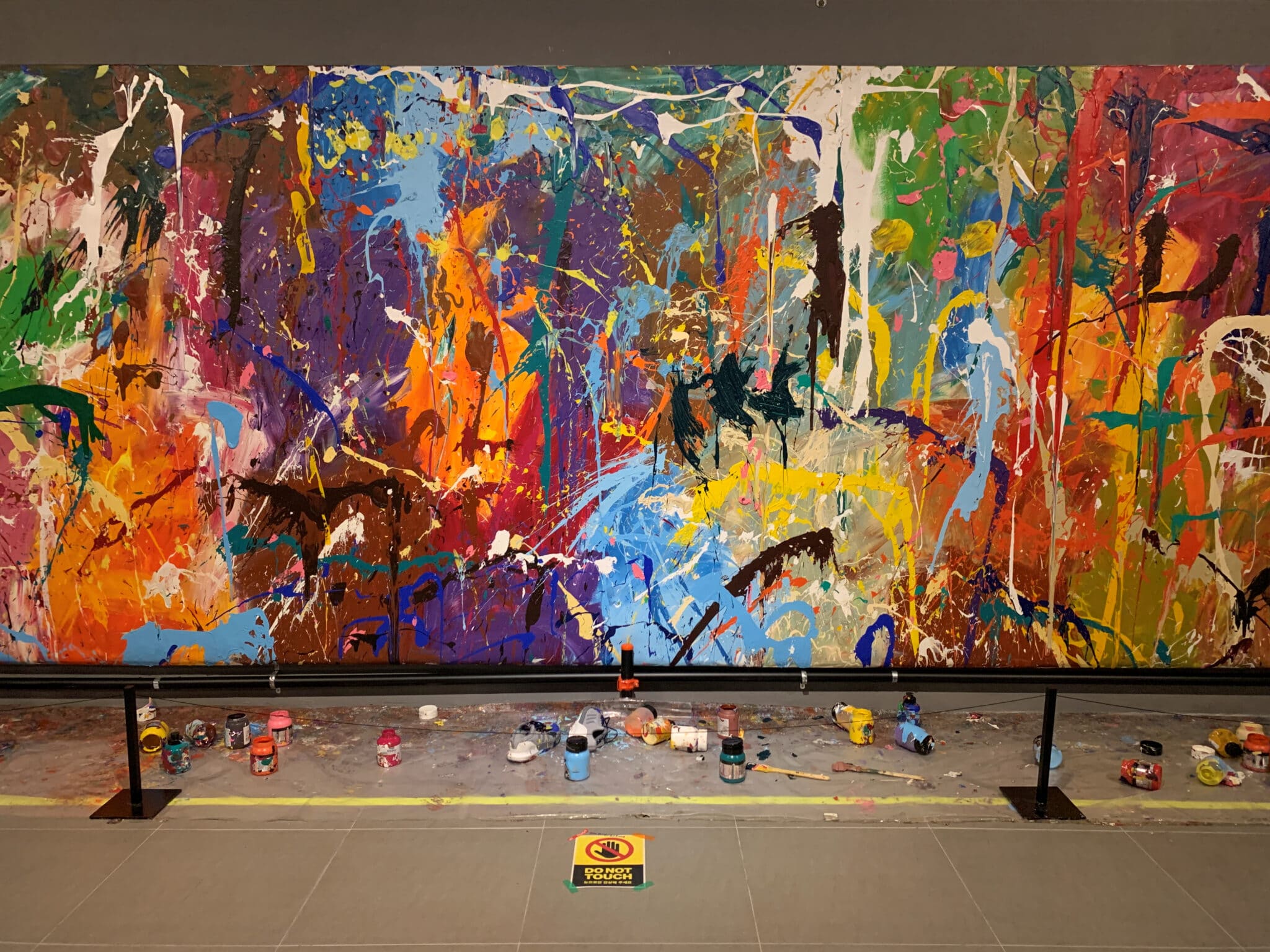 Pár poškodil graffiti umělce JonOne v galerii v Soulu