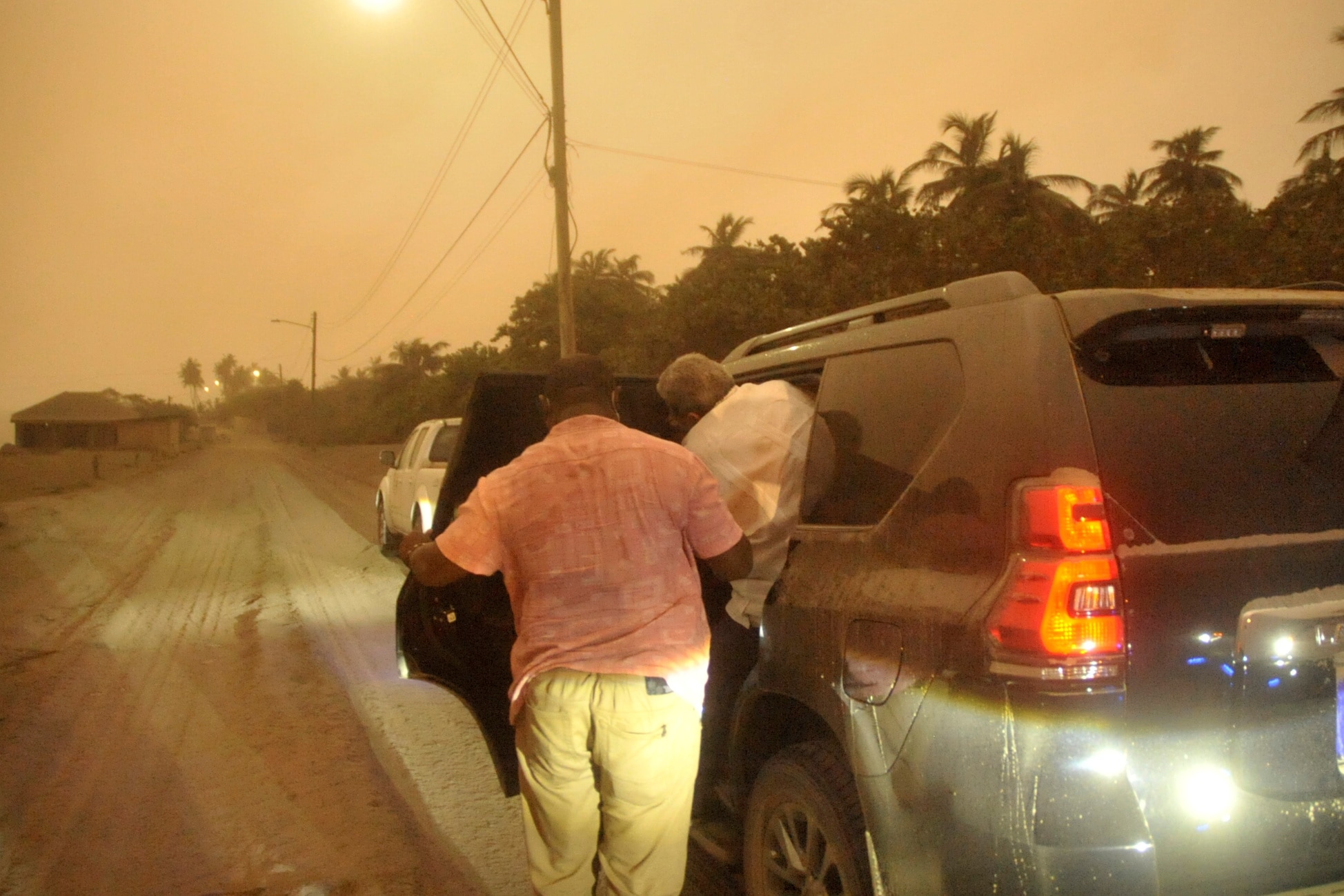 Premiér Ralph Gonsalves navštívil oblast pokrytou popelem po výbuchu sopky La Soufrière, ostrov Svatý Vincenc