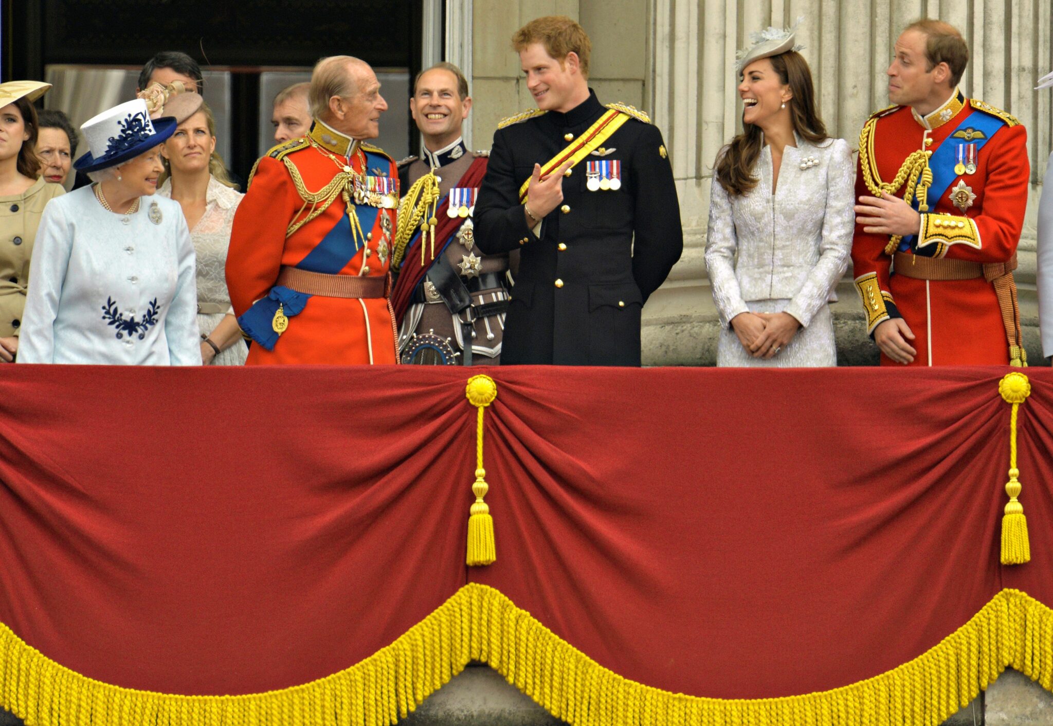 Královna Alžběta, princ Philip, princ Harry, princ William s manželkou Kate, vévodkyní z Cambridge , Catherine v Buckinghamském paláci, 2014