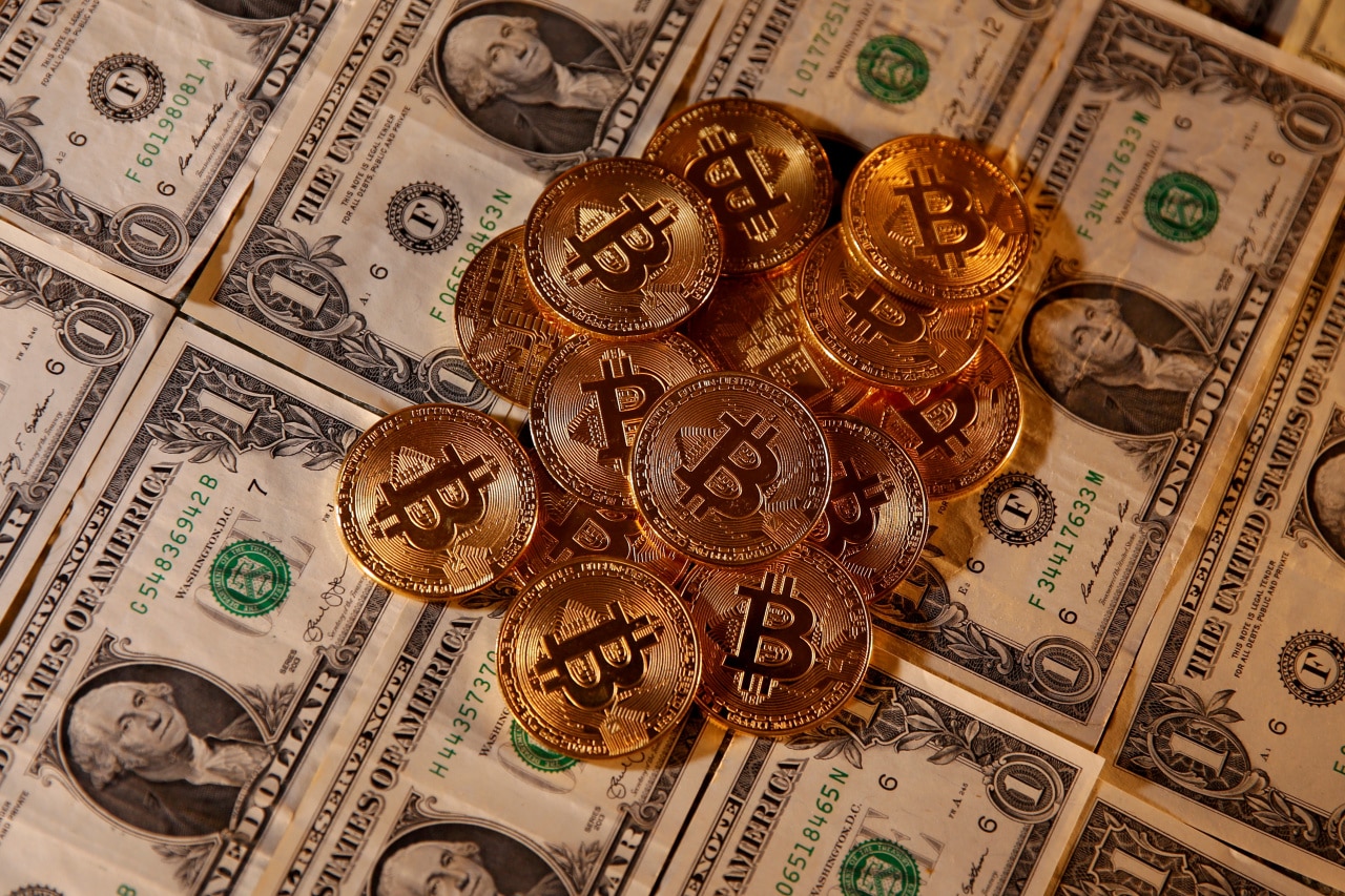 Hodnota bitcoinu se nyní pohybuje na 50 tisíci dolarech za minci. Foto: Reuters