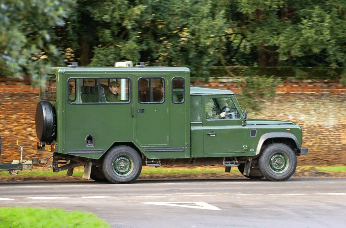 Prince Philipa doveze na pohřeb Land Rover