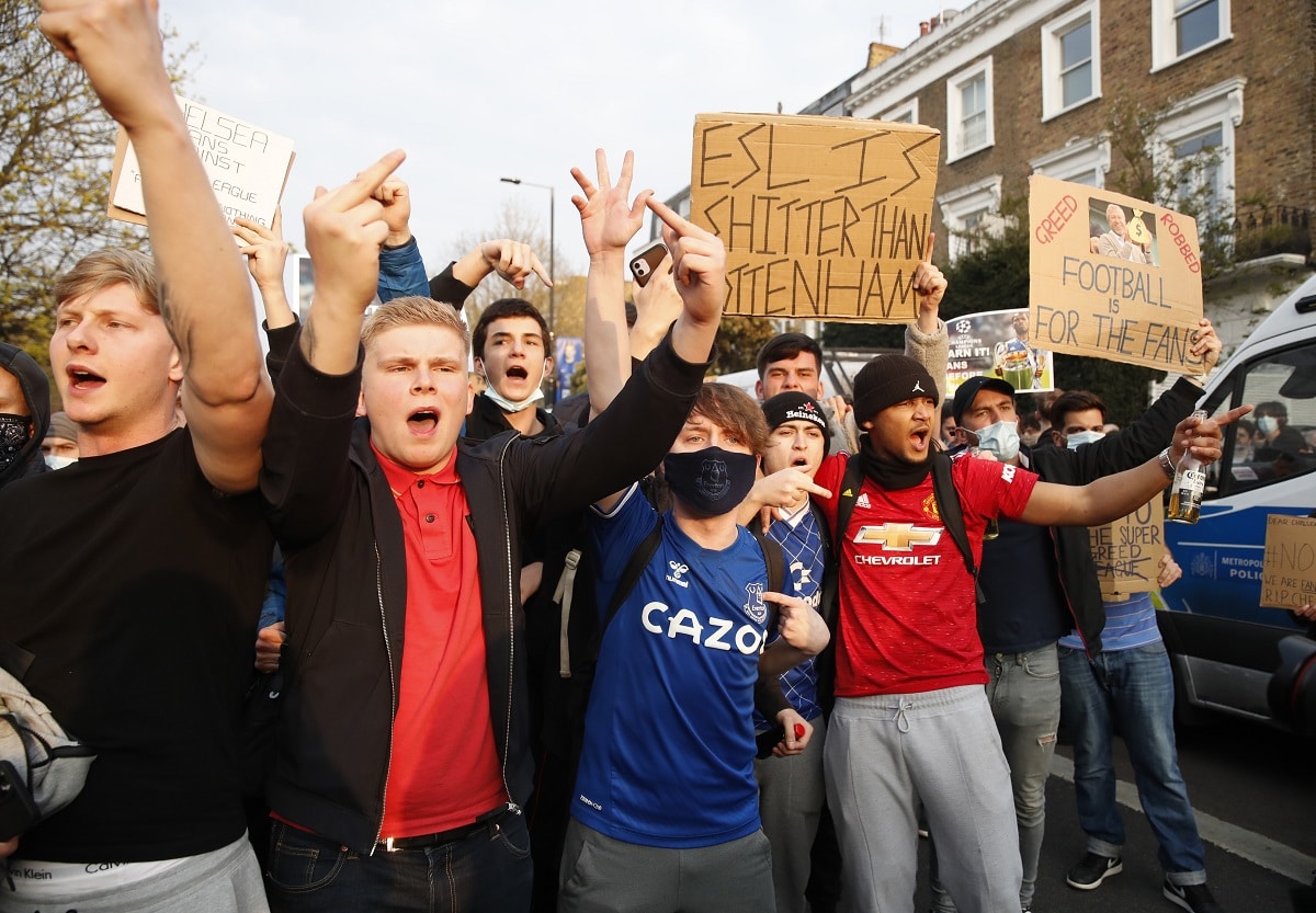 Protesty před stadionem Chelsea