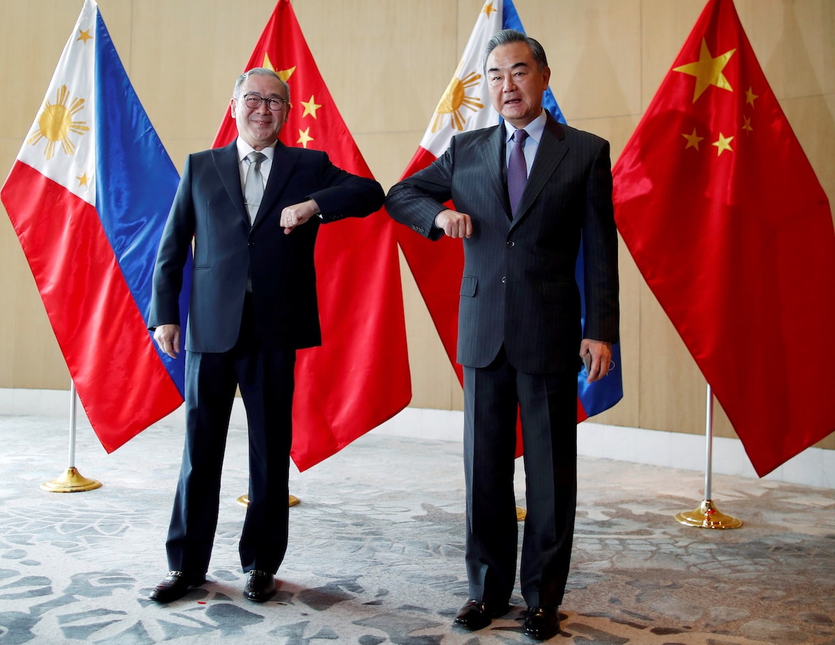 Čínský ministr zahraničí Wang Yi a filipínský ministr zahraničních věcí Teodoro Locsin ml.. Foto: Reuters