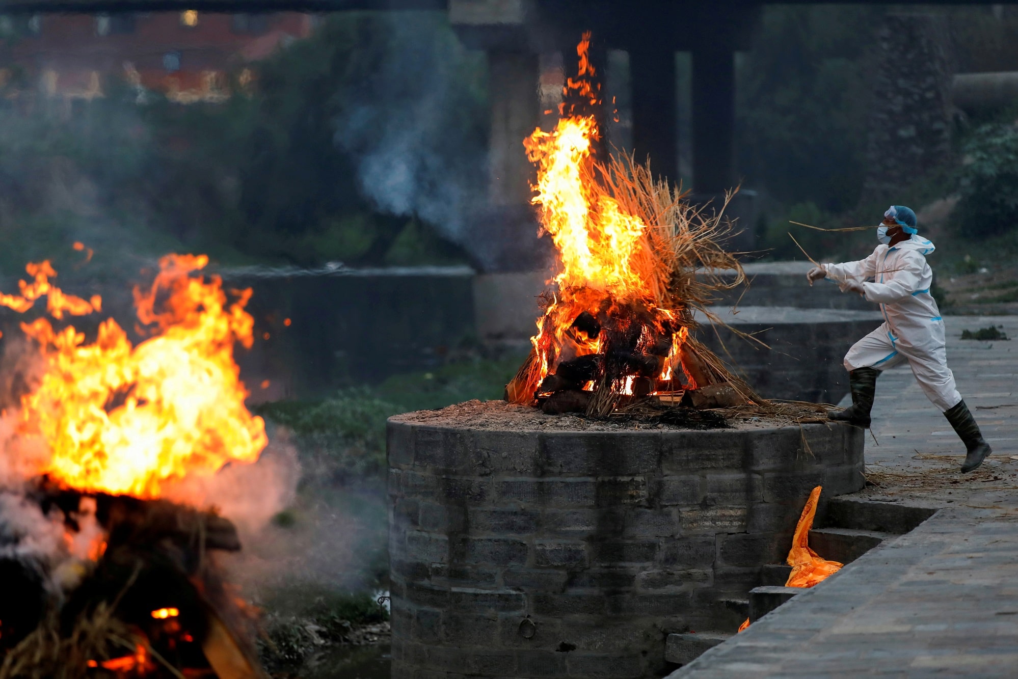 Kremace těl obětí covidu-19, Káthmándú, Nepál