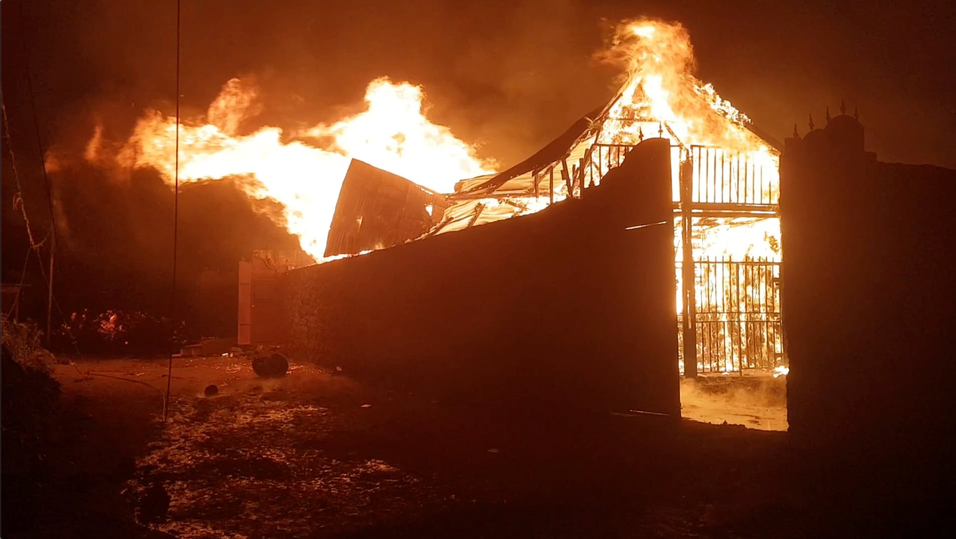 Hořící dům v Gomě. Foto: Enoch David via Reuters