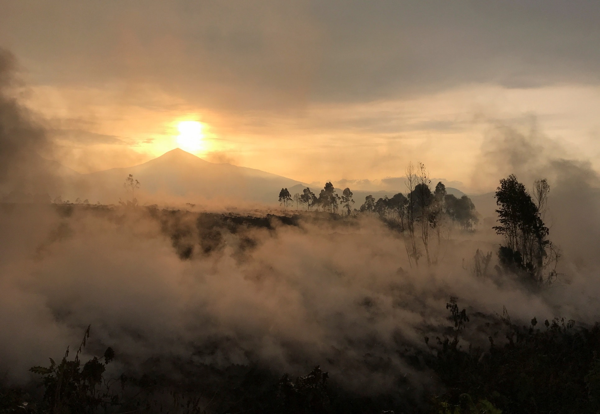 Ráno přilehlé vesnice zahalil dým