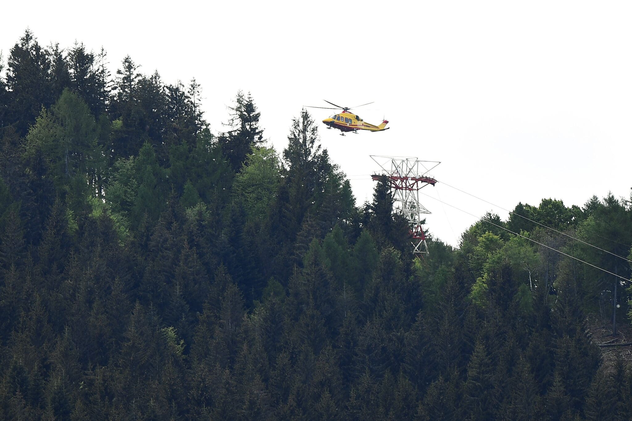 Helikoptéra nad místem neštěstí