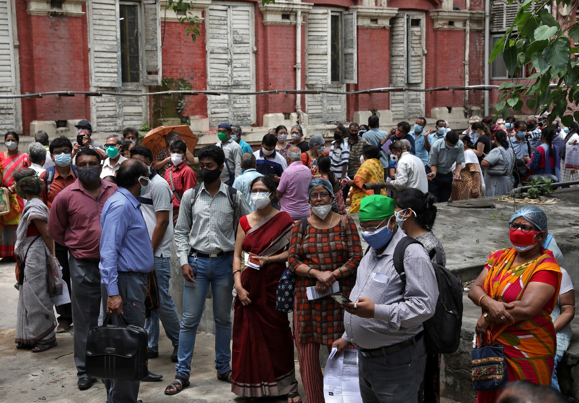 Lidé čekají na očkování látkou Covishield, Kalkata, Indie