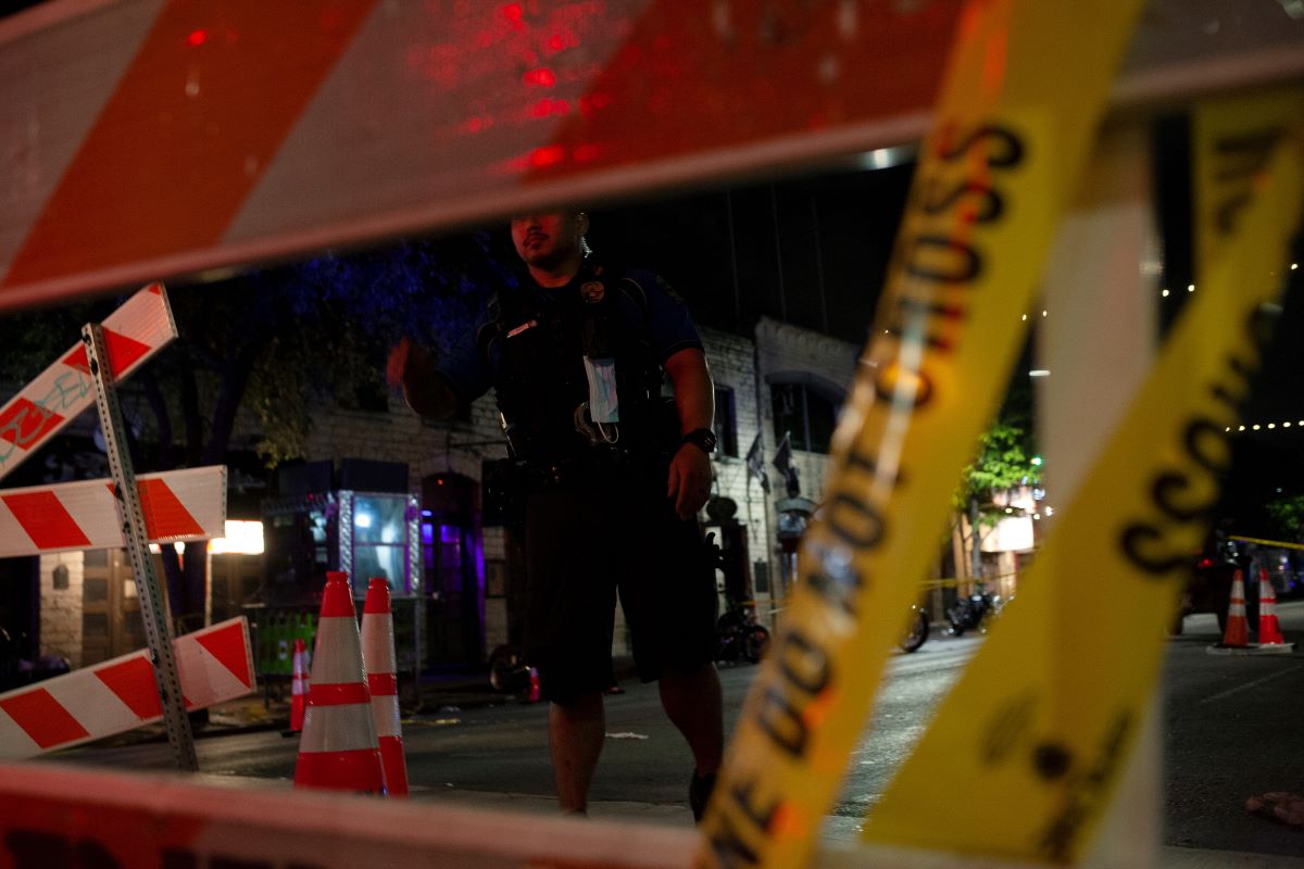 střelba v Austinu třináct lidí střelec uprchl