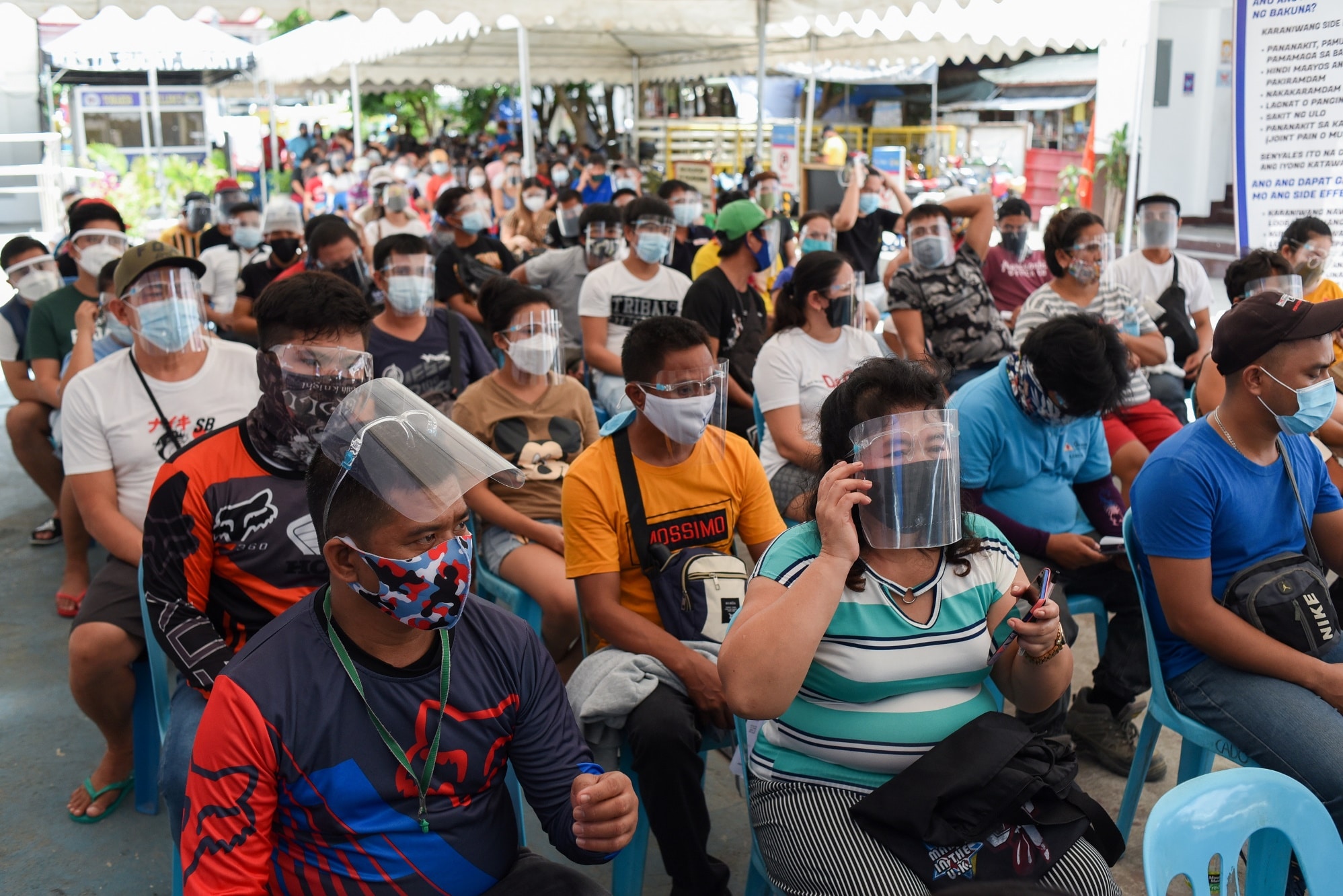 Filipínci čekají na vakcinaci