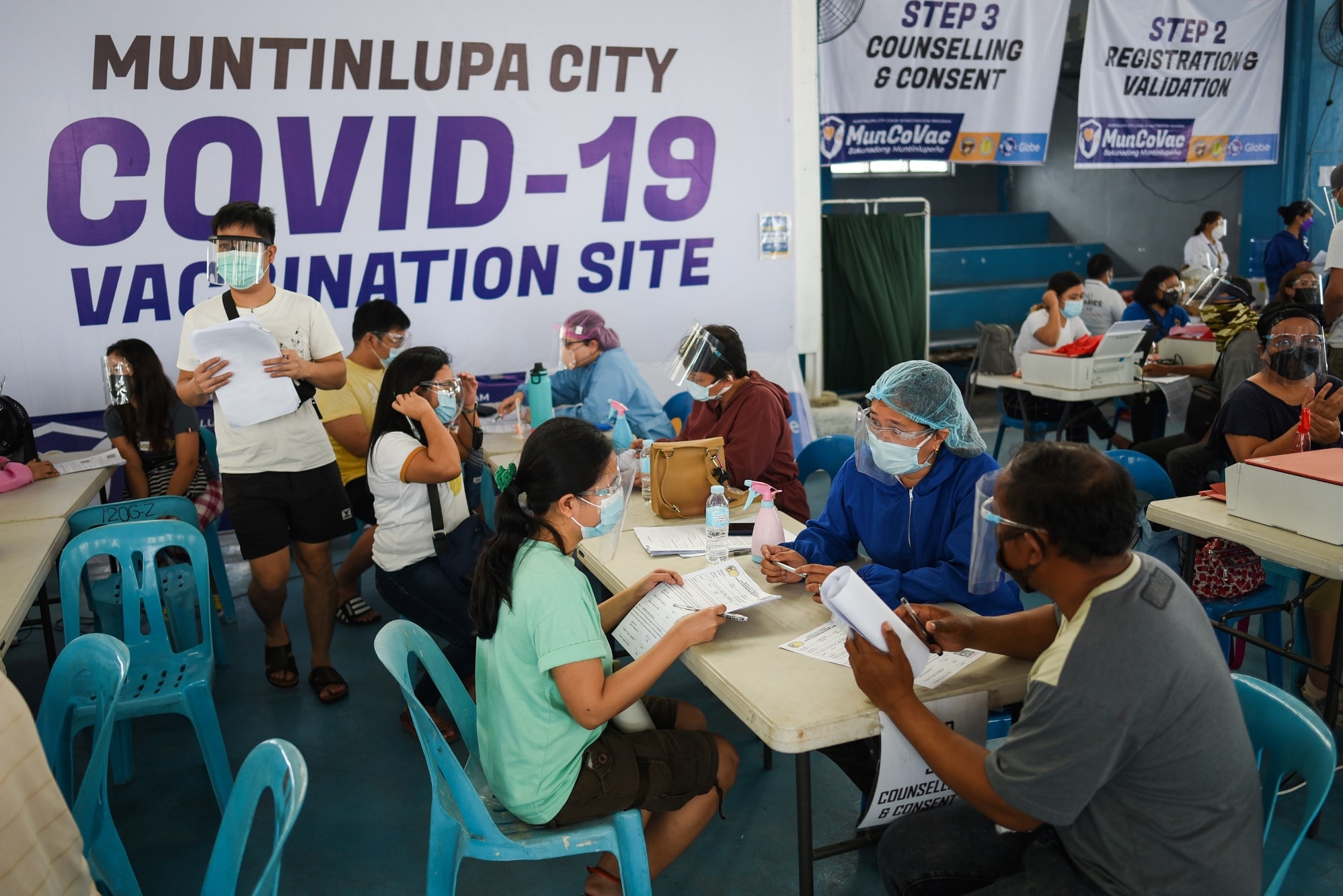 Filipínci čekají na očkování vakcínou CoronaVac od společnosti Sinovac Biotech