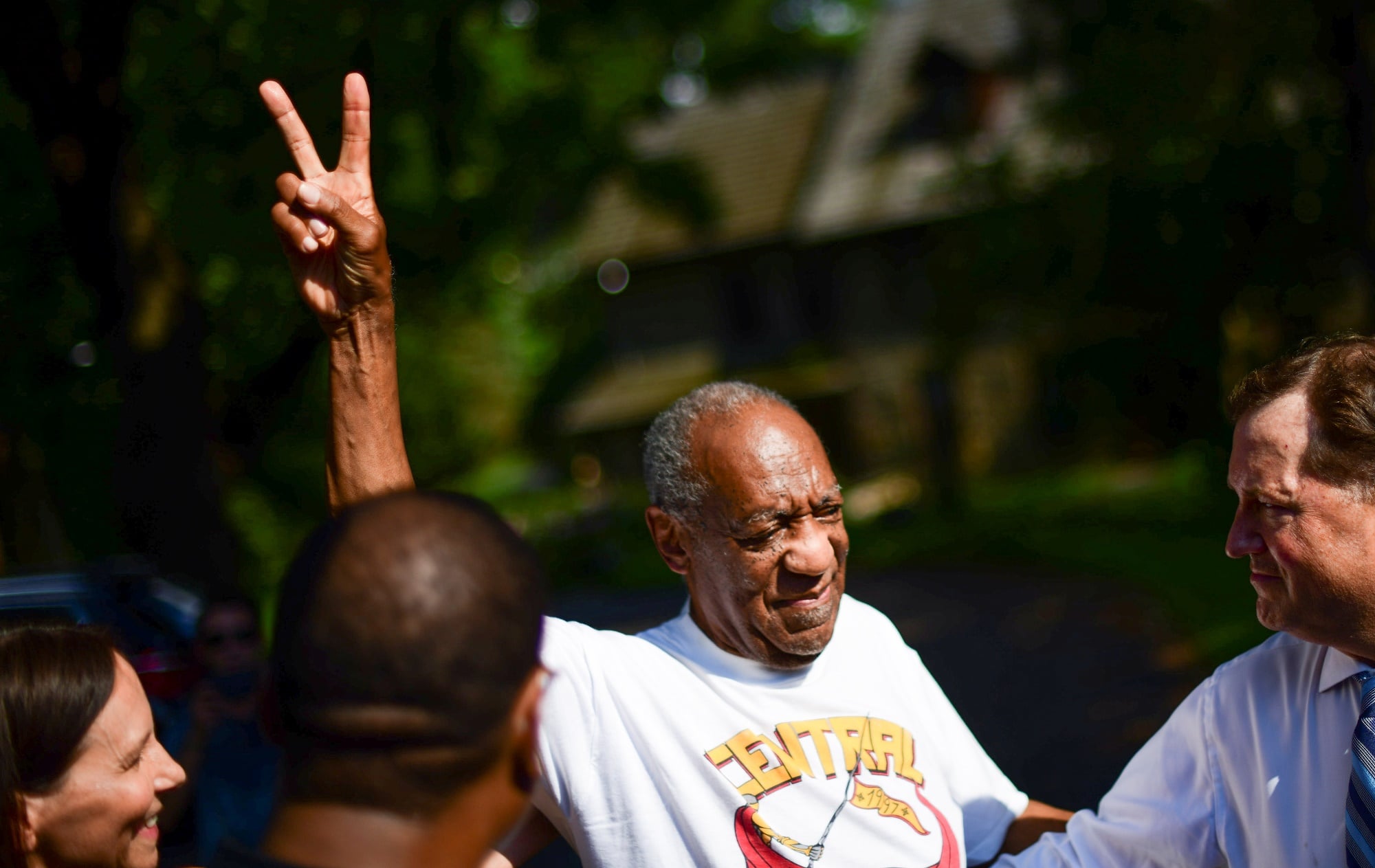 Bill Cosby udělal gesto "V"