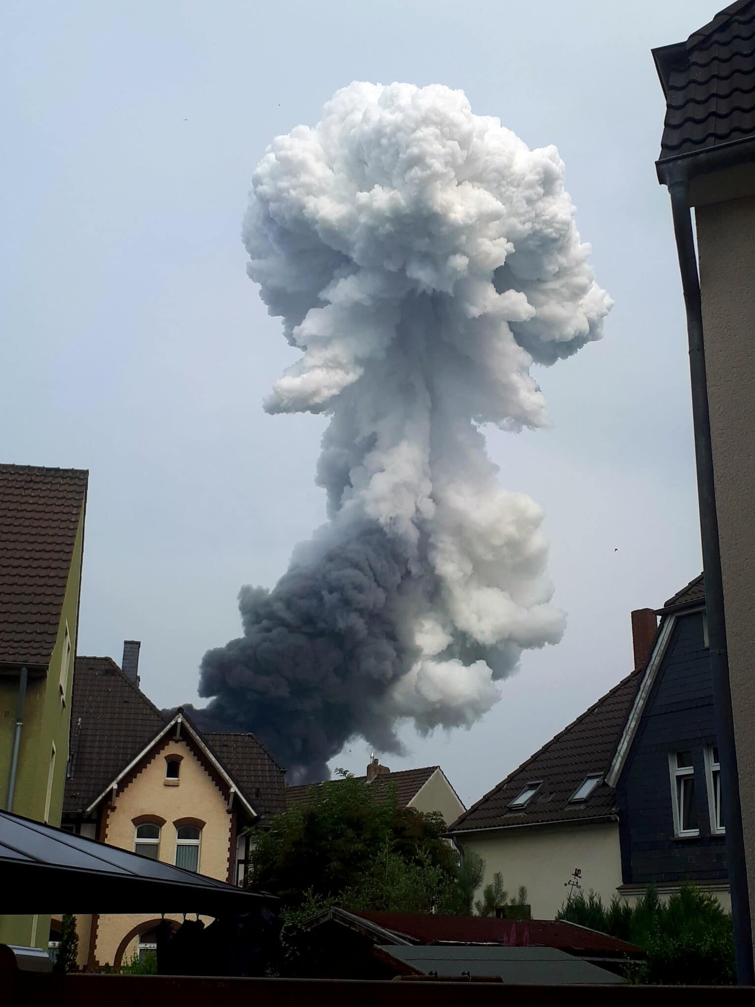 Kouř po explozi byl vidět ze vzdálenosti několika kilometrů