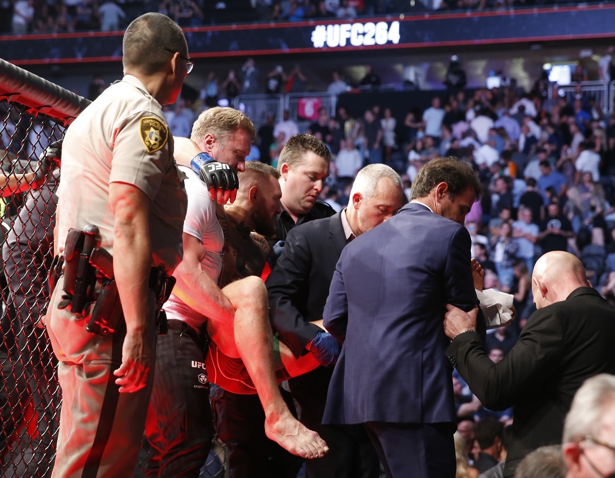 UFC McGregor hrozil smrtí zranění na nosítkách
