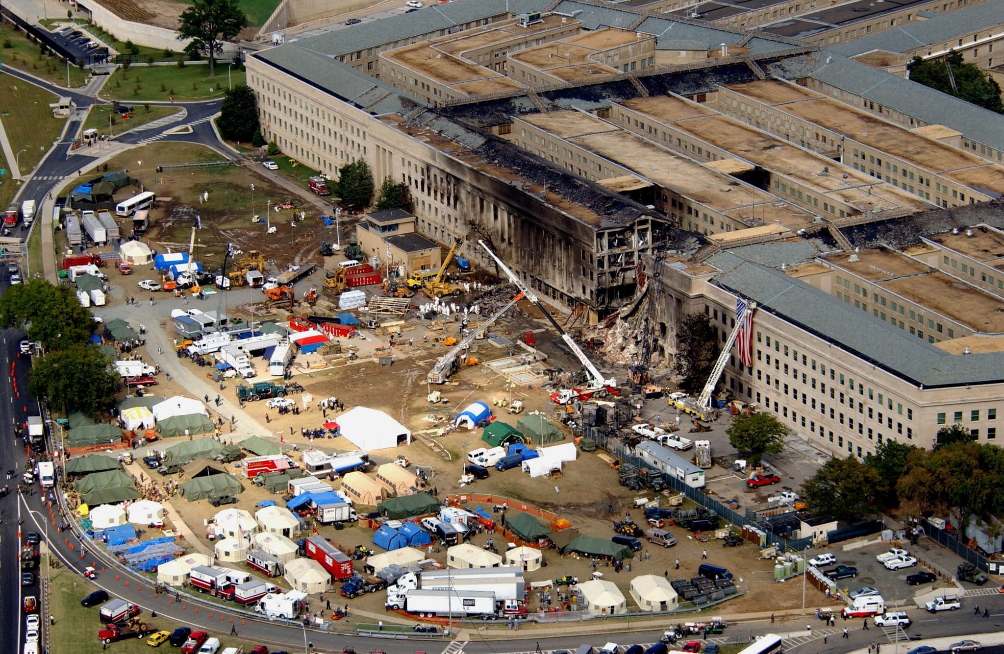 Agenti FBI, hasiči a záchranáři na místě tragédie v Pentagonu