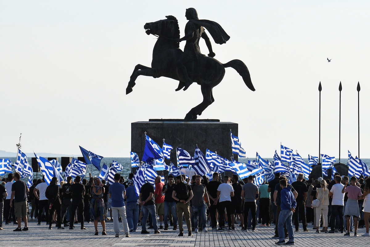 Lidé protestují proti očkování během každoročního projevu řeckého premiéra