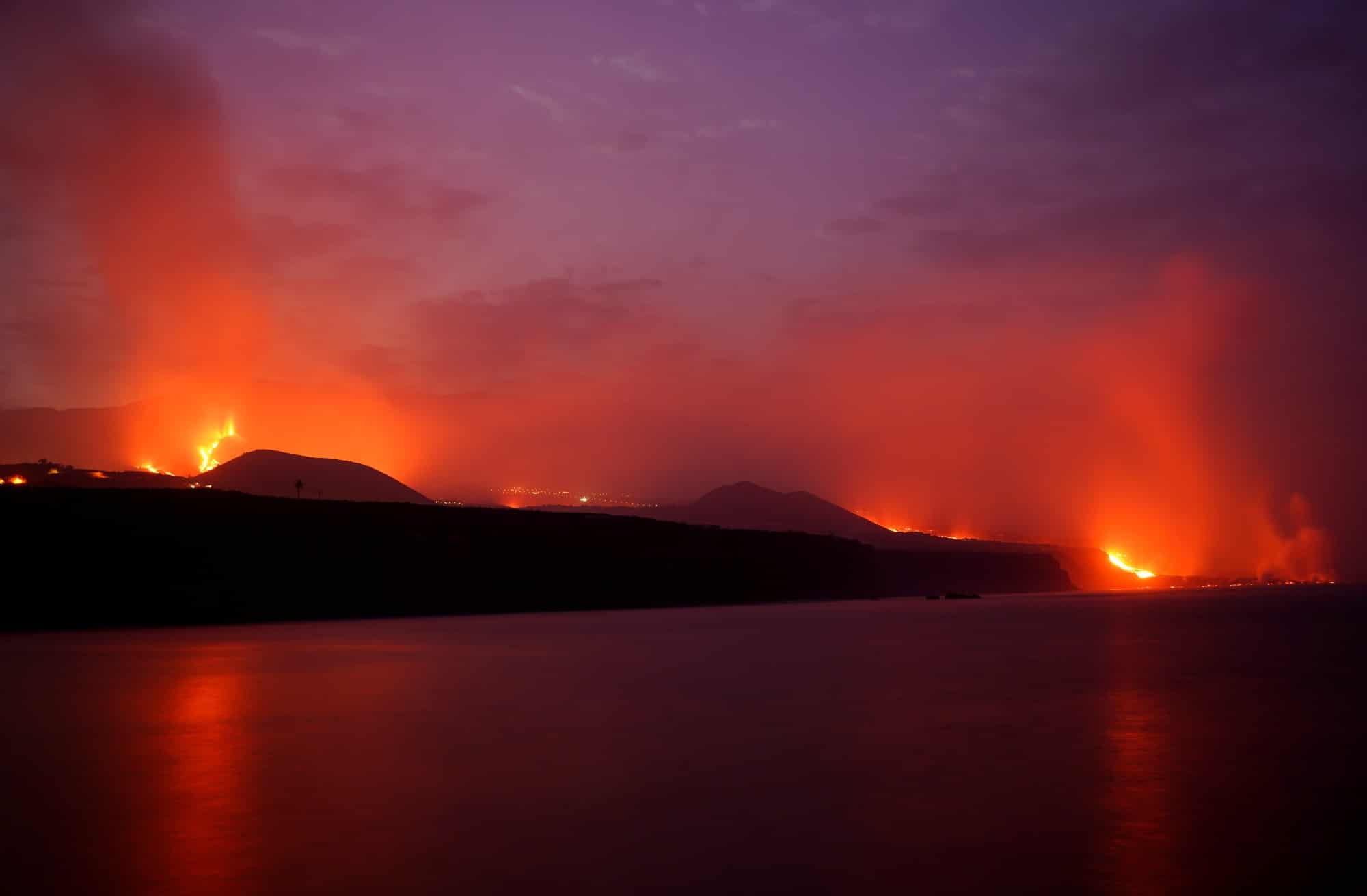 Proud lávy po výbuchu sopky na ostrově La Palma