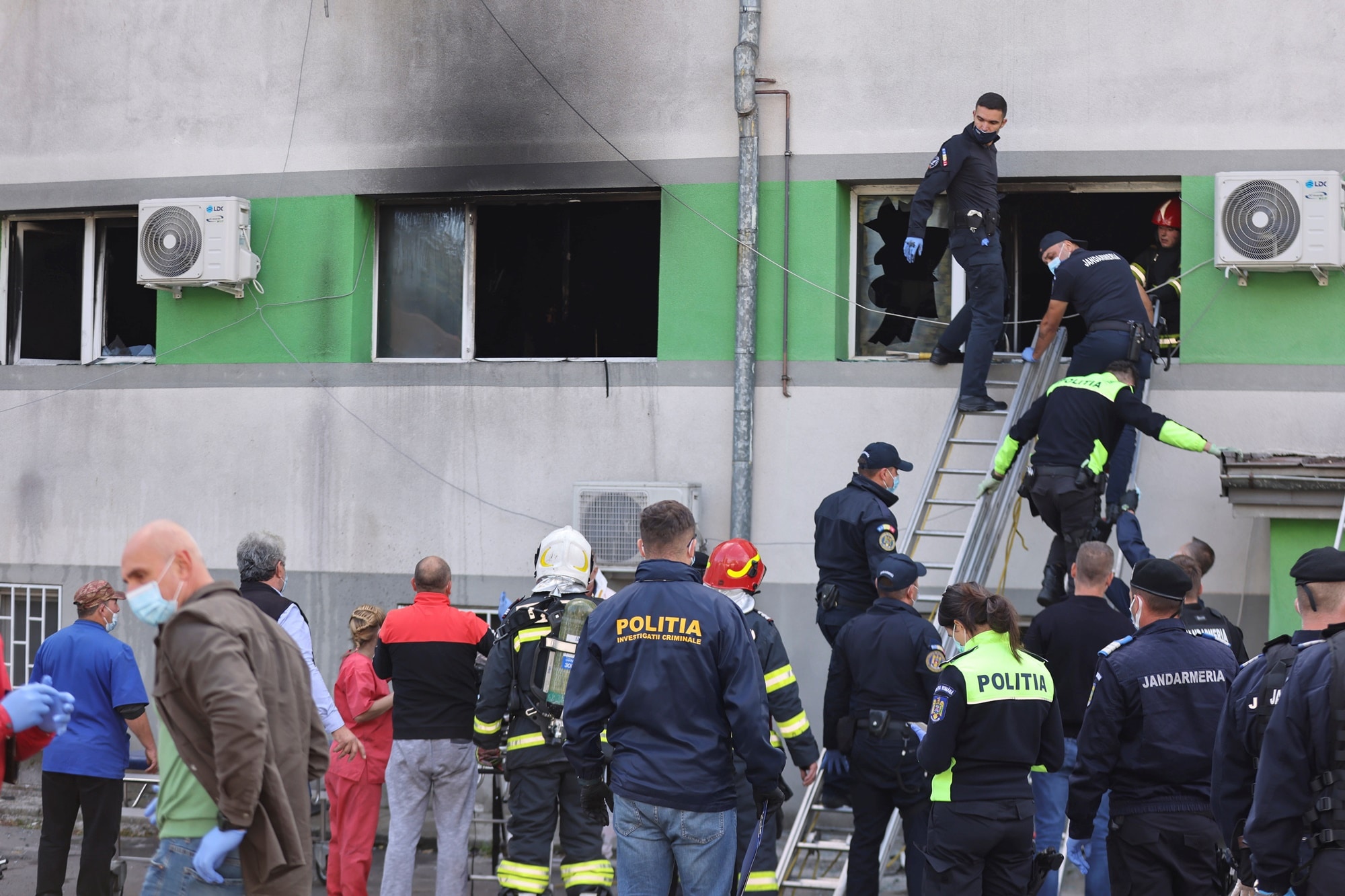 Při požáru v rumunské nemocnici pro pacienty s covidem-19 zahynulo devět lidí