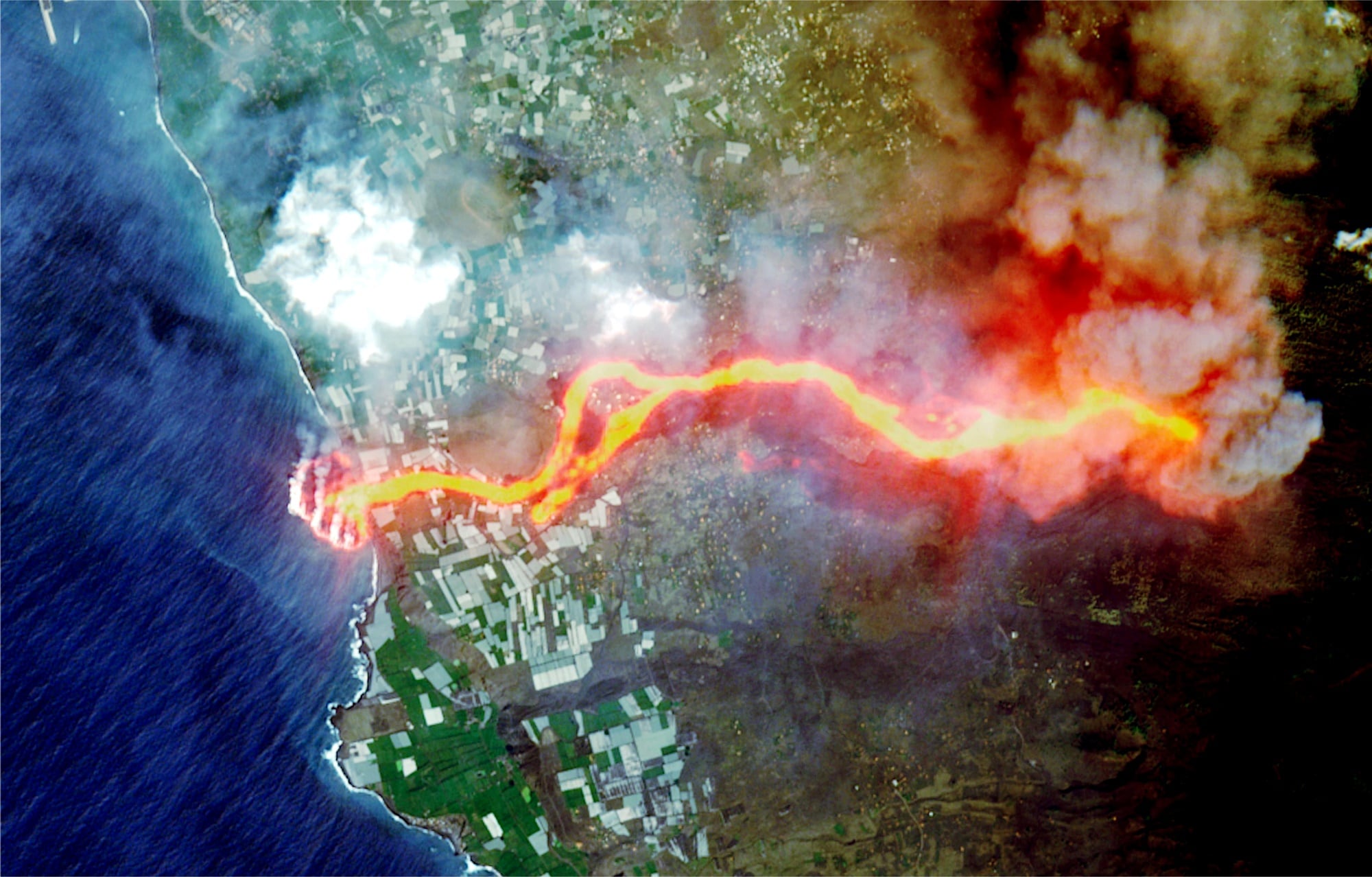 Satelitní snímek toku lávy po výbuchu sopky na ostrově La Palma