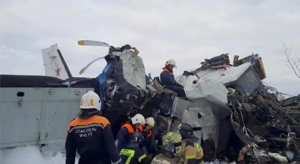 Specialisté na mimořádné události pracují na místě havárie letadla L-410 poblíž města Menzelinsk