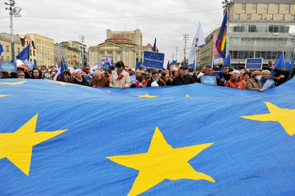 Desetitisíce Poláků demonstrovaly na podporu setrvání v EU