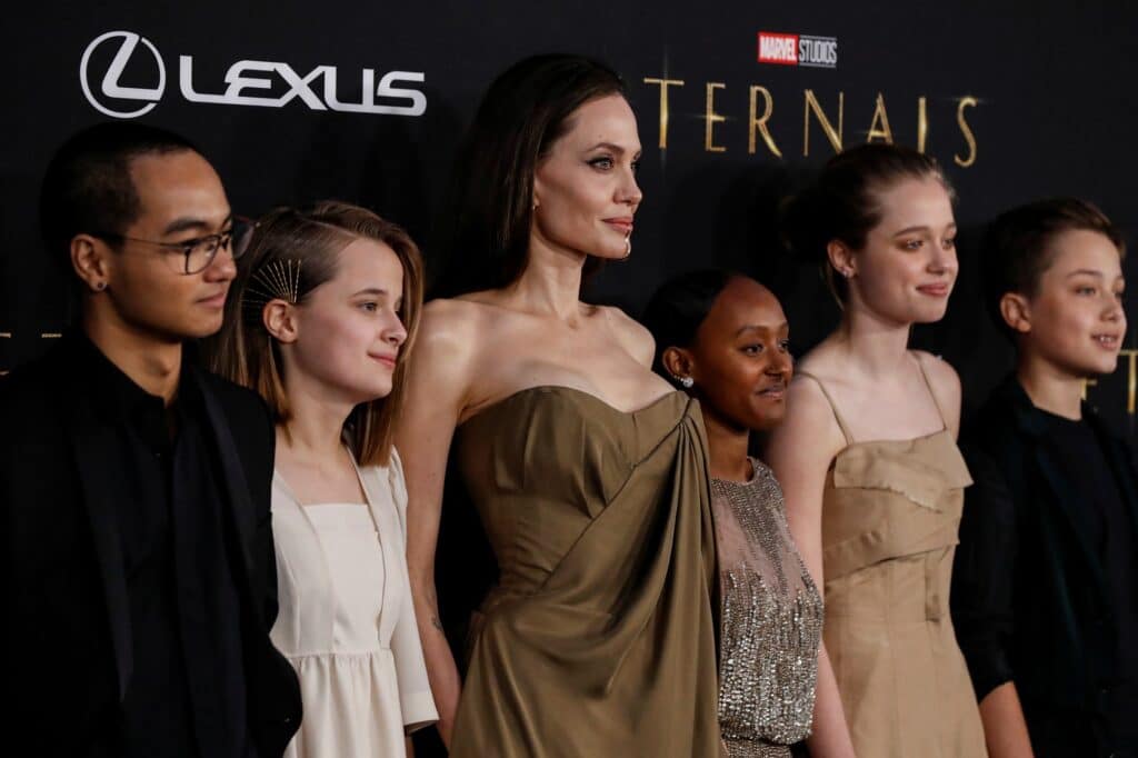 Angelina Jolie a její děti Maddox, Vivienne, Zahara, Shiloh a Knox