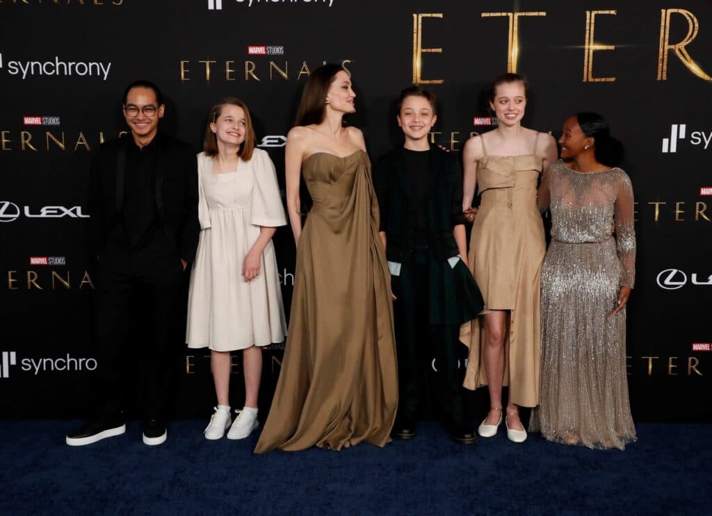 Angelina Jolie a její děti Maddox, Vivienne, Zahara, Shiloh a Knox