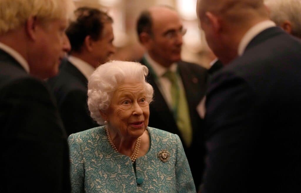 Královna na summitu hovořila s premiérem Borisem Johnsonem