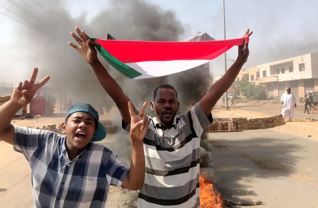 Při protestech proti vojenskému převratu v Súdánu přišlo o život nejméně sedm lidí