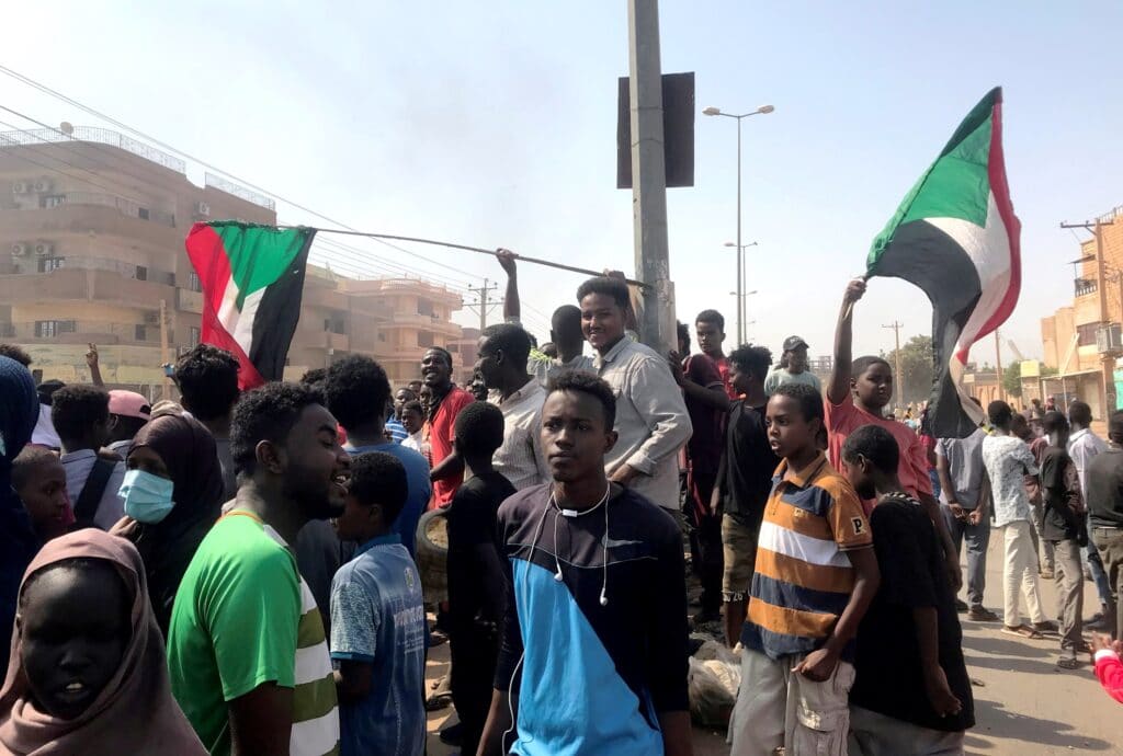 Protestující v ulicích Chartúmu