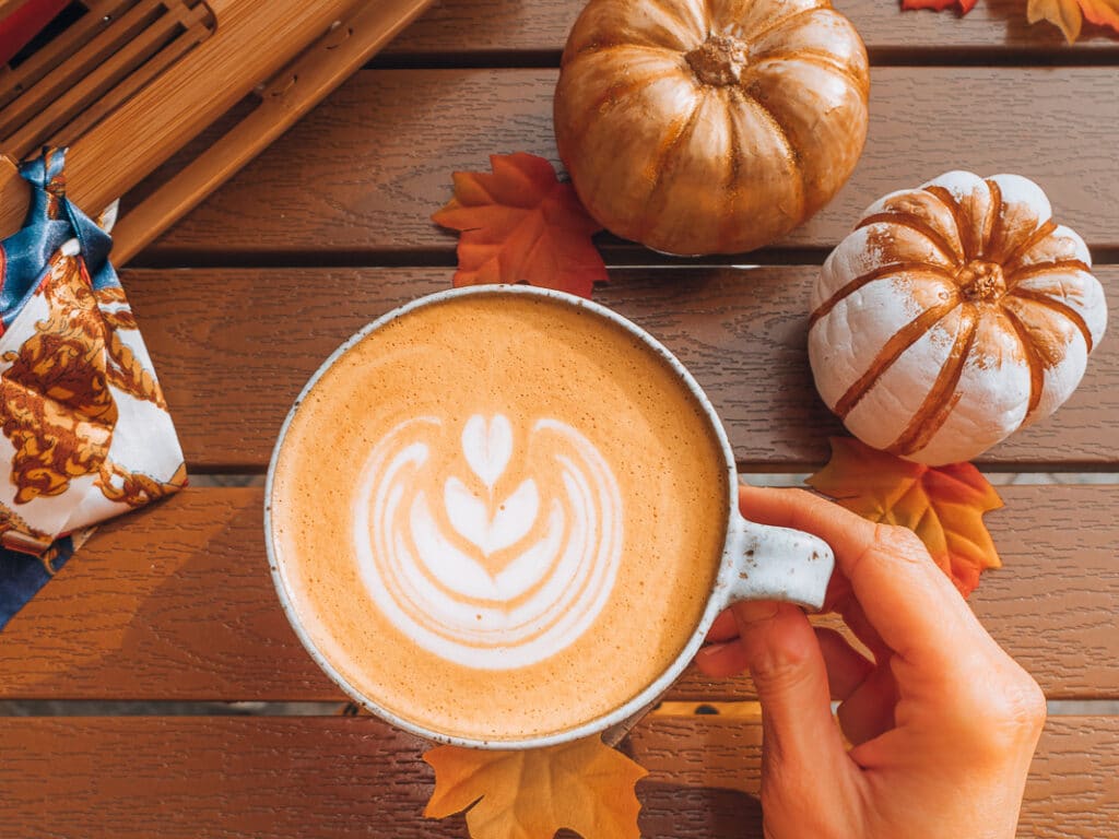 Dýňové latte nápoj podzimu