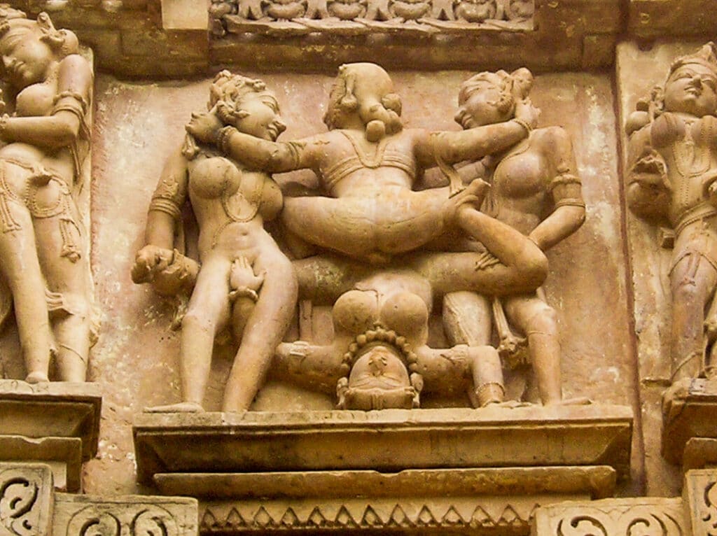 Stěny chrámů pokryté erotickými výjevy