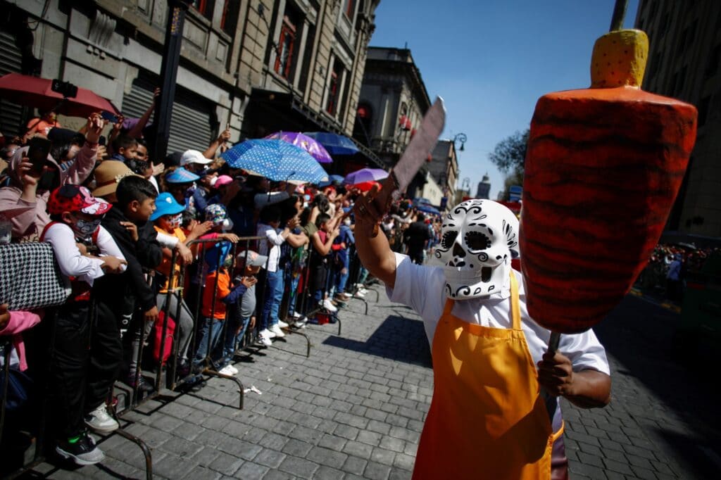 Účastník průvodu v Mexico City