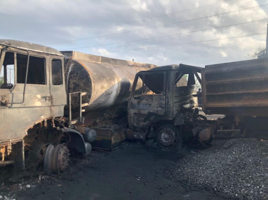 Sražené kamiony po výbuchu ve Freetownu