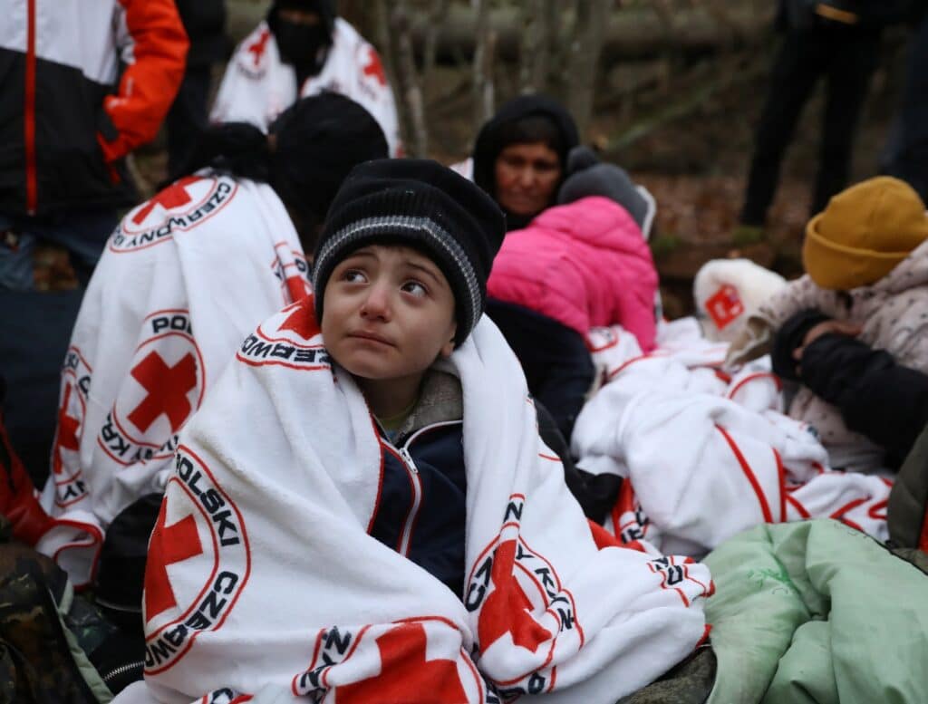 Migranti v dekách od Červeného kříže, Polsko