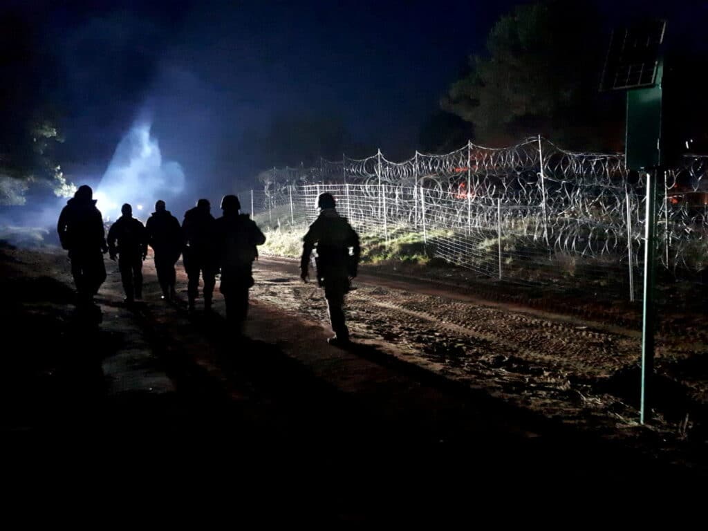 Polští vojáci hlídkují u hranice