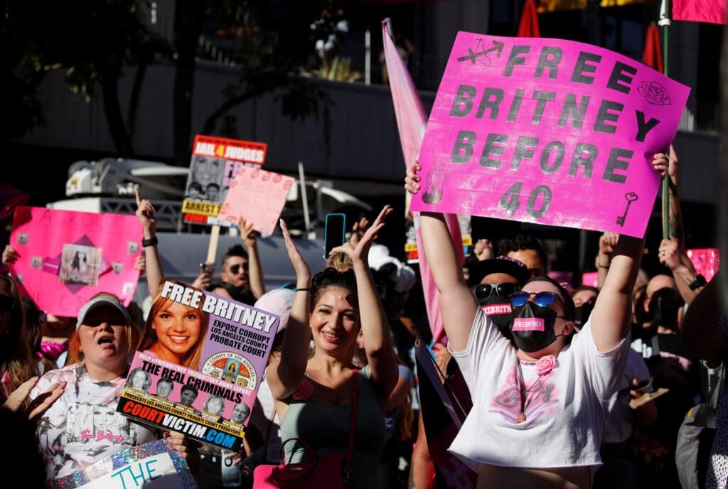 Příznivci Britney Spears se sešli před budovou soudu v Los Angeles