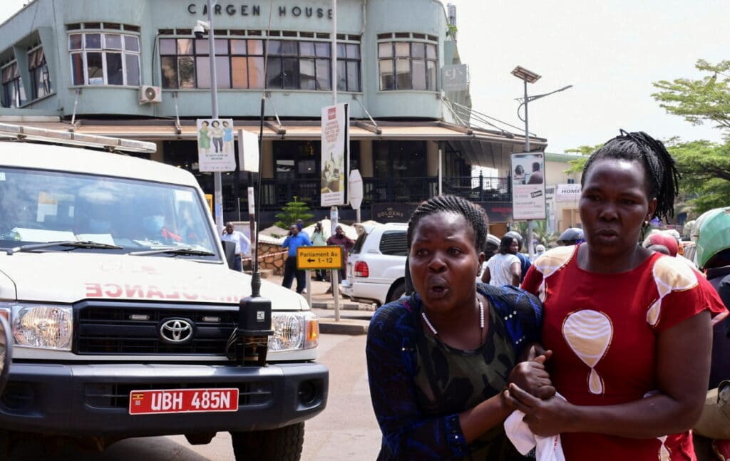 Ženy poblíž místa činu v Kampale