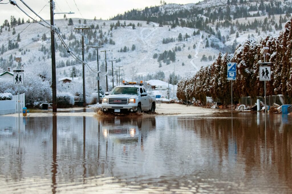 Zaplavená ulice v Merrittu